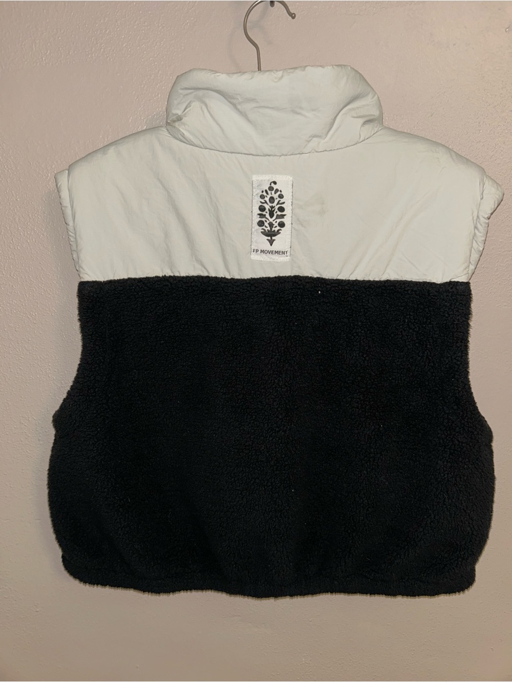Colorblock Sherpa Vest - Black and Cream - Picture 3 of 5